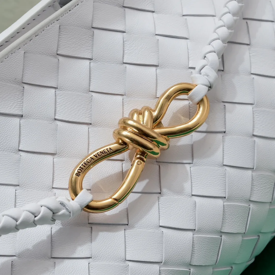 Batch 1960 #Bottega Veneta new horizontal Andiamo handbag, many stars have the same style 🎈 Classic full-body leather weaving with golden rope buckle, stable and chic enough [proud] The whole body is made of Nappa sheep leather, comfortable, soft and dynamic. The sliding metal rope buckle can adjust the shoulder strap, single shoulder / handbag / crossbody, multiple carrying methods, large bag capacity, suitable for commuting / daily / travel This bag is divided into small/medium/large sizes. There is always one that suits you, so take me with you🎀🎀 Size: 29x18x10 Model: 6463#